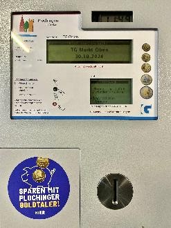 Foto: Michael Mikolajczak Foto eines Parkautomaten mit einem Aufkleber, der darauf aufmerksam macht, dass hier mit Plochinger Goldtalern bezahlt werden kann.