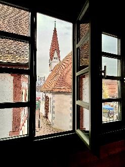 Blick aus einem Fenster desAlten Rathaus auf die Ottilienkapelle