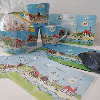 "Comic-Artikel" der Stadt Plochingen in Form einer Tasse, eines Mousepads, von Brillenputztüchern und Geschenksets