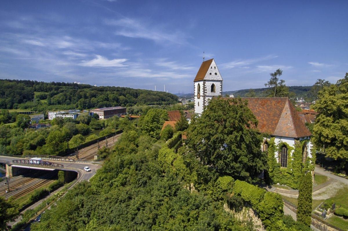 Luftaufnahme mit Blick auf die Stadtkirche St. Blasius in Plochingen
