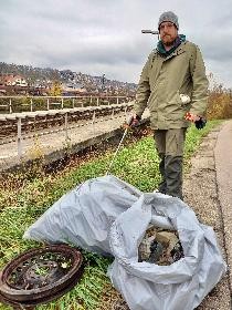 Thomas Lehr, der Umweltbeauftragte des GVV Verbandsbauamt Plochingen beim Müllsammeln.