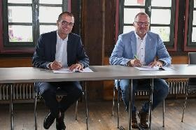 Bürgermeister Frank Buß und Michael Groh, Leiter Regionalbereich Südwest der DB Station & Service AG bei der Vertragsunterschrift