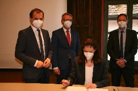 Bürgermeister Frank Buß und Elke Eckardt, Geschäftsführerin der Evangelischen Heimstiftung GmbH, unterzeichnen den Übertragungsvertrag