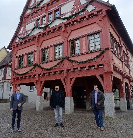 Bürgermeister Frank Buß aus Plochingen, Bürgermeister Bernhard Richter aus Reichenbach und Bürgermeister Eberhard Keller aus Ebersbach vor dem Plochinger Rathaus.
