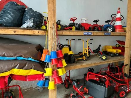 Foto: Michael Mikolajczak Fahrzeuge für Kinder im Schuppen