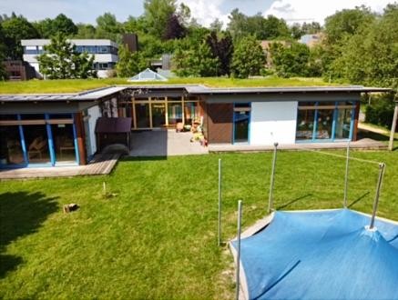 Foto:Yvonne Kreutzberger Drohnenaufnahme des Kindergartengebäudes und Spielbereich