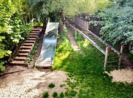 Foto: Yvonne Kreutzberger Rutsche, Treppe und Spielgerät im Garten