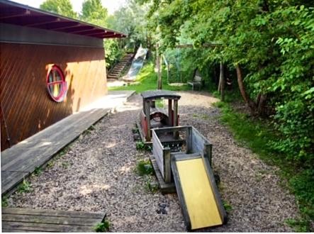 Foto: Yvonne Kreutzberger Kindergarten Außenbereich: Gebäude und Holzzug