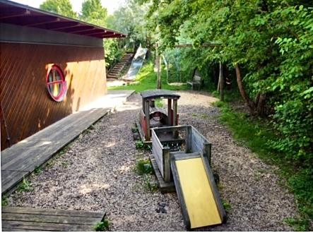 Foto: Yvonne Kreutzberger Kindergarten Außenbereich: Gebäude und Holzzug
