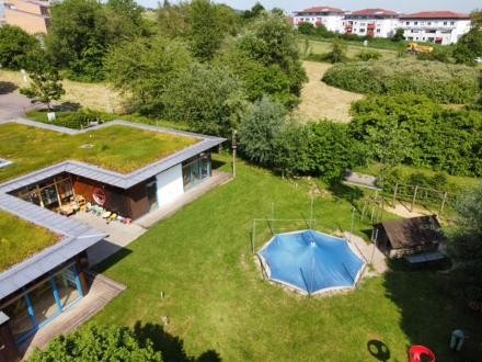 Foto: Yvonne Kreutzberger Drohnenaufnahme des Kindergartengebäudes und Spielbereich