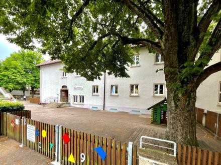 Foto: Michael Mikolajczak Außenansicht des Kinderhaus Bismarckstraße mit Gebäude, Baum und Innenhof