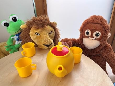 Foto: Michael Mikolajczak Plüschtüre, Tassen und Teekanne für Kinder