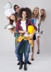 Mehrere junge Frauen stellen unterschiedliche Berufe dar.