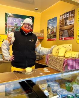 Foto: Michael Mikolajczak Ein Foto des Käsestandes und der Verkäuferin