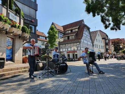Musikband "Potpourri" vor der Volksbank in der Stadtmitte am Tag der Musik 2020