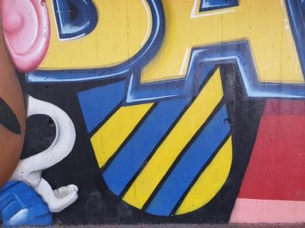 Kunstwerk mit Plochinger Stadtwappen in Blau und Gelb