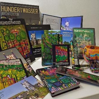 Zusammenstellung verschiedener Hundertwasser-Artikel, die in der PlochingenInfo erhältlich sind