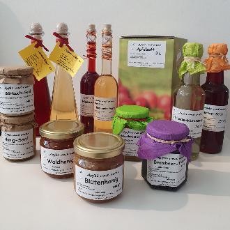 Zusammenstellung verschiedener Natur- und Genussprodukte der Manufaktur "Apfel und mehr", die in der PlochingenInfo erhältlich sind