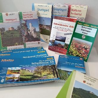 Zusammenstellung verschiedener Wander- und Reiseführer, die in der PlochingenInfo erhältlich sind