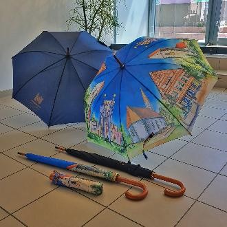 Schirme der Stadt Plochingen in zwei Designs: In Dunkelblau mit dem Logo der Stadt sowie eine bunte Version mit Sehenswürdigkeiten