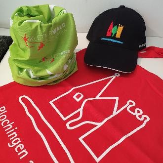 Mützen und Baumwolltaschen mit dem Logo der Stadt Plochingen sowie Schlauchtuch mit dem Logo des Kletterwalds in verschiedenen Farben