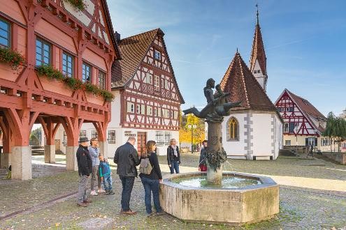 Marktplatz Stadtführung Eine kleine Gruppe besichtigt im Rahmen einer Stadtführung den Plochinger Marktplatz