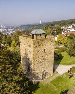 Abendspaziergang am Neckar mit Blick auf die St.Blasius Stimmungsvoll beleuchtete Kirche St.Blasius am Abend