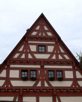 Blick auf den Fachwerkgiebel der Stadtbibliothek am Marktplatz 