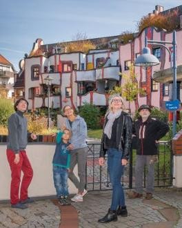Hundertwasser Gebäude Innenhof Stadtführungsgruppe im Innenhof des Hundertwassergebäudes