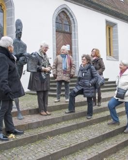 Klassische Stadtführung kompakt Stadtführungsgruppe während der Klassischen Stadtführung vor der Ottilienkapelle stehend