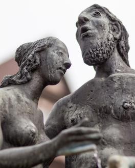 Skulpturen in Form eines Mannes und einer Frau, die Neckar und Fils darstellen