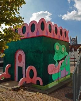 "les toilettes": Öffentliche Toilettenanlage, die mit Kunstwerken in Form eines Chamäleons und eines Krokodils gestaltet ist