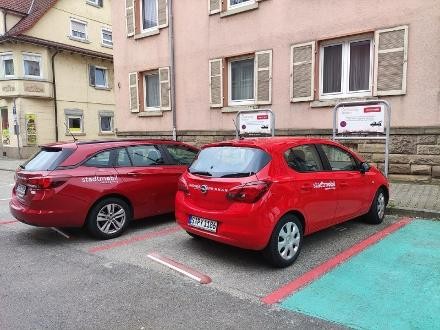 Die beiden roten Fahrzeuge Opel Corsa und Opel Astra Kombi der stadtmobil carsharing AG
