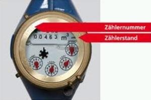 Anhand eines Wasserzählers wird demonstriert, wo die Zählernummer und der Zählerstand abgelesen werden können