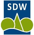 Zu sehen ist das Logo der SDW mit den Umrissen grüner Bäume vor einem blauen Hintergrund