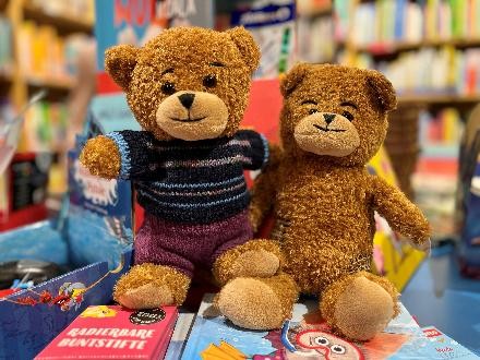 Zwei Plüschteddybären - HoffnungsBären genannt - in der Osiander-Buchhandlung 