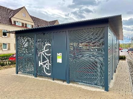 Das Fahrradhaus am Plochinger Bahnhof von Außen.