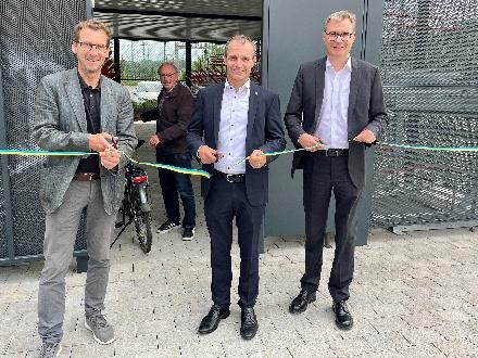 Bürgemeister Frank Buß und zwei geladene Gäste eröffnen das neue Fahradhaus am Plochinger Bahnhof am 
