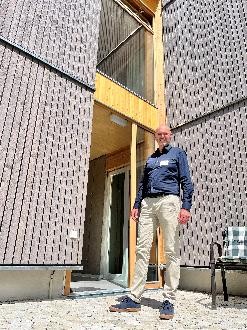 Geschäftsführer Alexander Gebauer vor dem nachhaltig aus Holz gebauten Wohngebäude.