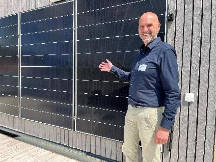 Geschäftsführer Alexander Gebauer vor dem nachhaltig aus Holz und mit Photovoltaik gebauten Wohngebäude.