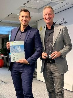Geschäftsführer Eduard Schönmeier und Michael Knobloch, Head of Sales/Marketing halten Urkunde und Ehrung in Händen