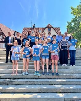 Foto: Michael Mikolajczak Gruppenbild der geehrten Schülerinnen und Schüler des Gymnasium Plochingen und der Neckar-Fils-Realschule.