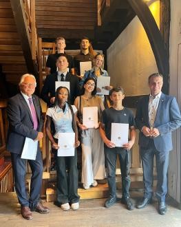 Foto: Michael Mikolajczak Gruppenbild mit Schülern, Lions Club Präsident und Bürgermeister Buß