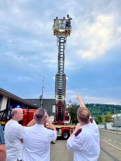 Foto: Michael Mikolajczak MdL Natalie Pfau-Weller, Landrat Marcel Musolf und Bürgermeister Frank Buß im Korb der Drehleiter ns