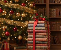 Bücherstapel vor Bücherregal und geschmücktem Weihnachtsbaum 